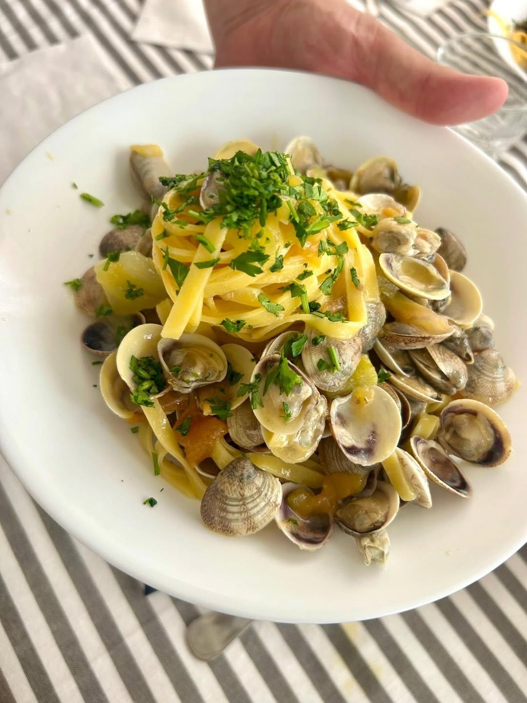 Tagliatelle fresche con vongole e prezzemolo