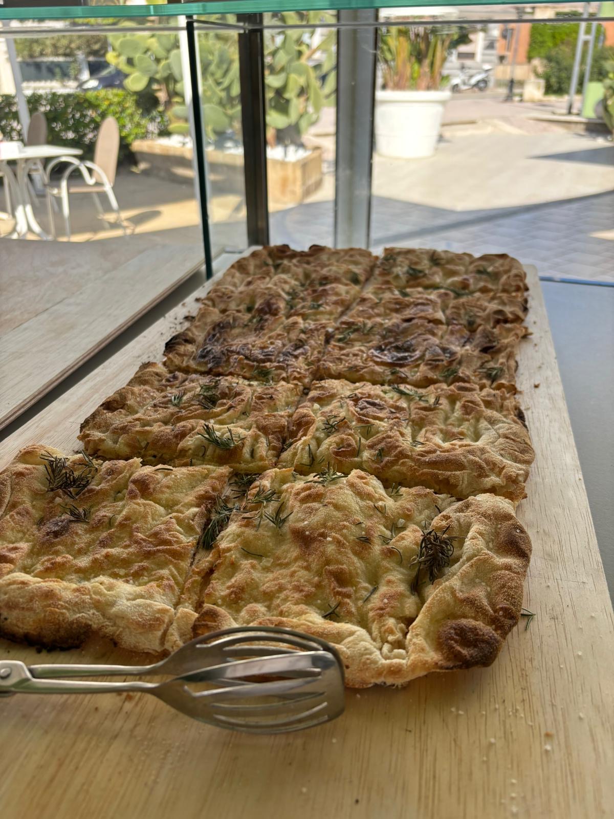 Focaccia croccante al rosmarino appena sfornata