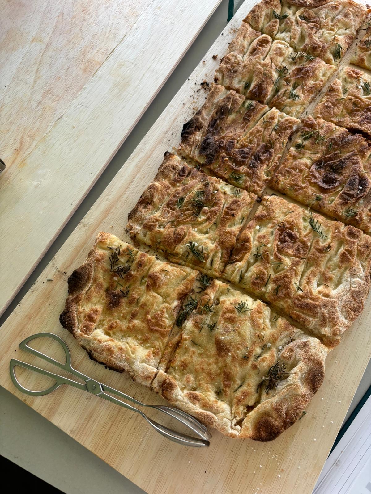 Tagliere con focaccia artigianale al rosmarino