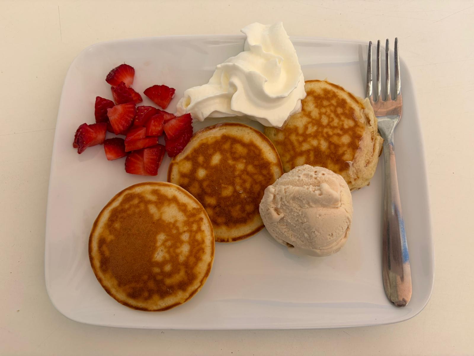 Pancakes con fragole, panna e gelato