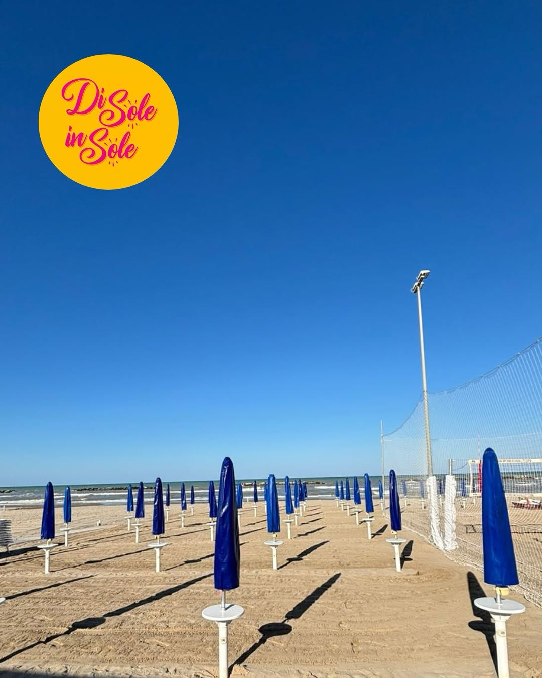 Spiaggia con ombrelloni blu
